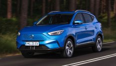 Електрическа кола отвлече шофьора си и го накара да катастрофира