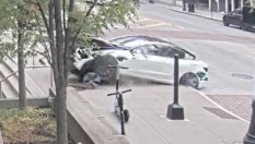 Невероятно: Tesla се блъсна в сграда със 115 км/ч, шофьорът е здрав