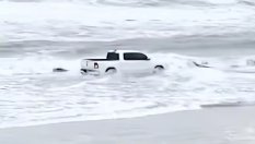 Шегаджия от Флорида сърфира с пикапа си в океана