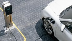 Ако ще купувате електромобил, изчакайте още година!