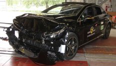 Mercedes тества коли на конкуренти, за да направи своите по-сигурни