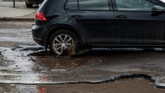 Британец спечели рекордно обезщетение за удар в дупка на пътя