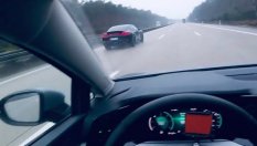 Новият VW Golf се пробва да "хване" Porsche Panamera на магистрала