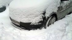 Как да предпазите колата от натрупване на сняг под калниците