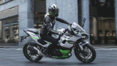 Kawasaki показа първия в света сериен хибриден мотоциклет