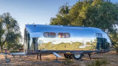 Каравана със слънчеви батерии зарежда електромобили