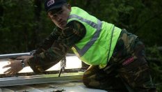 Защо шофьори поставят светлоотразителна жилетка на огледалото в салона