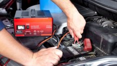 Може ли да се зарежда акумулатор, без да се сваля от колата?