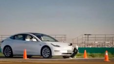 Tesla на автопилот блъска дете. Три пъти