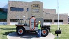 Странно превозно средство дебютира с батерии на BMW