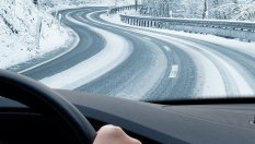 Защо през зимата колата завива надясно, ако завъртим волана наляво?