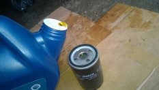 Защо не трябва да наливате двигателно масло в масления филтър