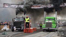 Кой казва, че американските камиони не са атрактивни и на пистата?