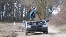 Може ли да караш кола легнал в хамак?