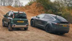 Fiat Panda сe пробва срещу Tesla Model X извън  пътя