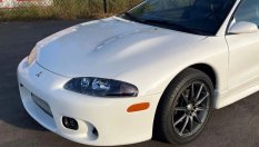 Защо първото Mitsubishi Eclipse има гърбица на капака