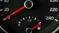 Защо стрелката за гориво често подлъгва водачите