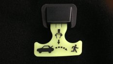 За какво служи оранжевата дръжка в багажника