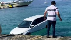 Skoda Karoq падна в морето, вадят я с човешка верига