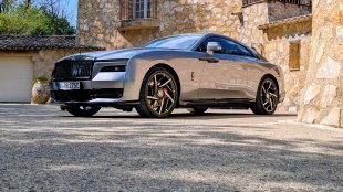 Най-бързата ложа в историята: Тествахме Rolls-Royce Black Badge Spectre