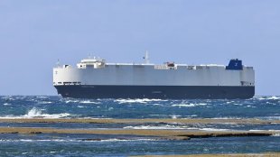 Кораб с 3000 автомобила гори край Аляска