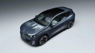 BMW превърна предния капак в екран