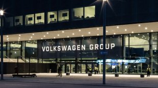 VW уволнява една трета от шефовете