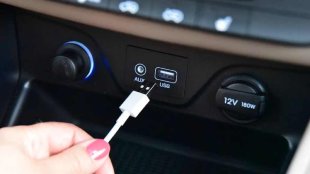 Защо не трябва да зареждате телефона си от USB портове в колата