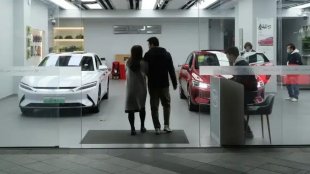 Китай предизвика глобален срив в продажбите на електромобили 