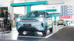 Продажбите на коли на ток по света растат, но Tesla e сама срещу китайците