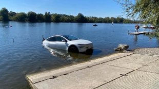 Опит за изтегляне на лодка завърши с удавена Tesla