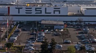 Мъск обещава да построи фабрики на Tesla на Луната