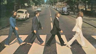 Какво се случи с Volkswagen Beetle от корицата на Abbey Road?