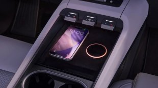 Skoda направи магнитно зарядно за телефон