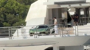Koenigsegg за 5 милиона долара се паркира на яхта за 86 милиона