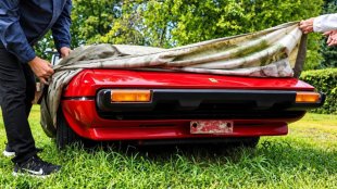Рядко Ferrari запали след три години престой на открито