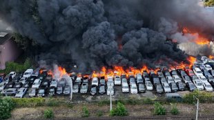 Пожар превърна паркинг на летище в ад