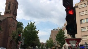 Политик предложи премахване на червения светофар и знаците на пътя