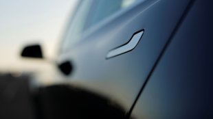 Защо Китай обяви 3 милиона коли на Tesla за опасни?