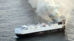 Товарният кораб с 3000 автомобила продължава да гори