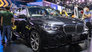 Шефът на BMW вижда заплаха от евтините китайски коли, но е против нови мита