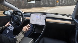 Бивш шеф на Tesla атакува компанията