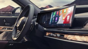 BMW пусна реклами на екраните в колите си