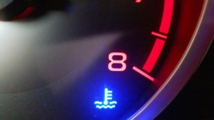 Какво означава синята светлина на двигателя