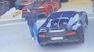 Шефът на Bugatti преследва откраднат Chiron