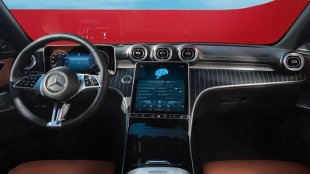 Mercedes вкарва над 144 000 автомобила в сервизите заради гаснещи табла