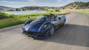 Това е първата Huayra Roadster с три педала