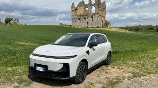 Електромобил с бензинова помощ &ndash; тествахме Leapmotor B10 Hybrid EV