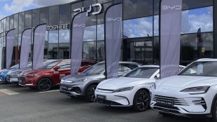 BYD и Xpeng завладяват Европа, но държат пари на дилърите