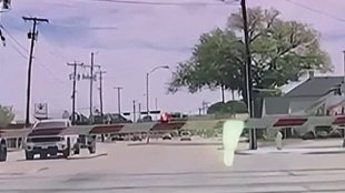 Tesla на автопилот разби спусната бариера на жп-прелез